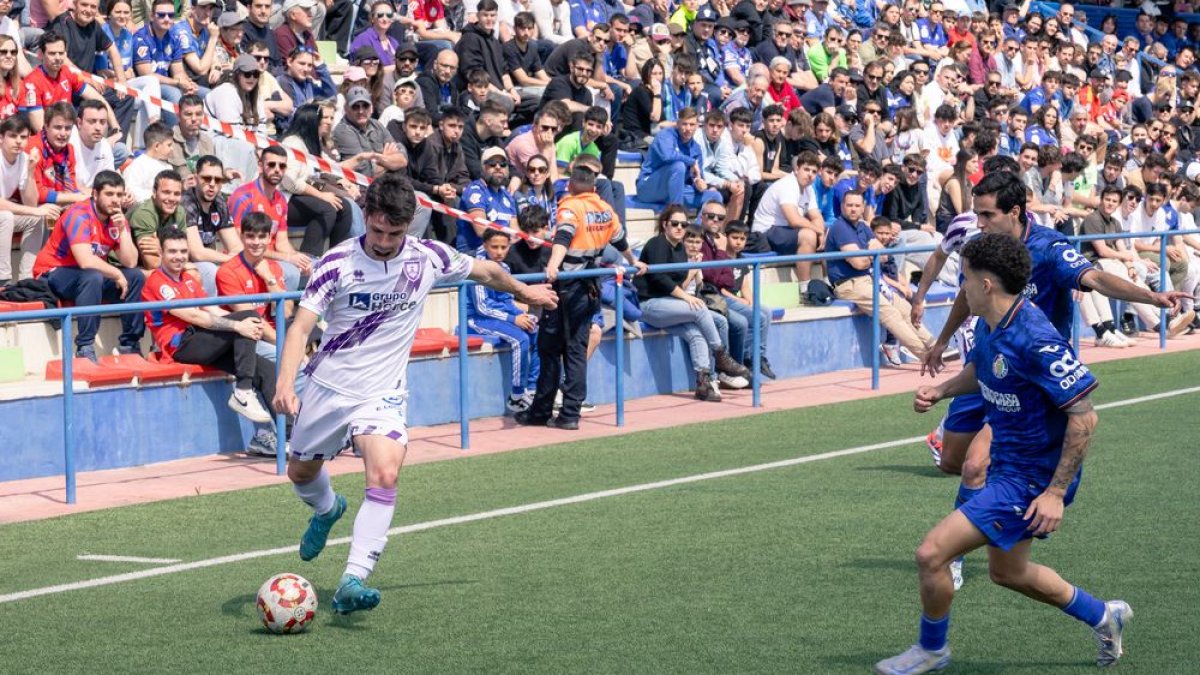 Asier Grande se dispone a meter un centro durante el partido ante el Getafe B.