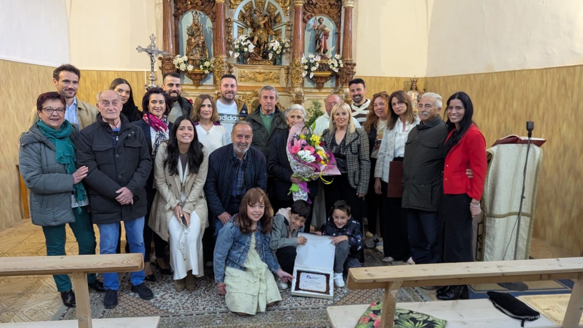 Lisinia sostiene un ramo de flores rodeada por los suyos.
