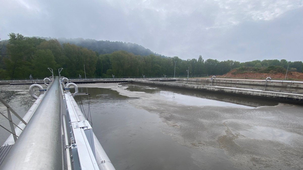 Vista parcial de uno de los depósitos de la Edar de Sinova.