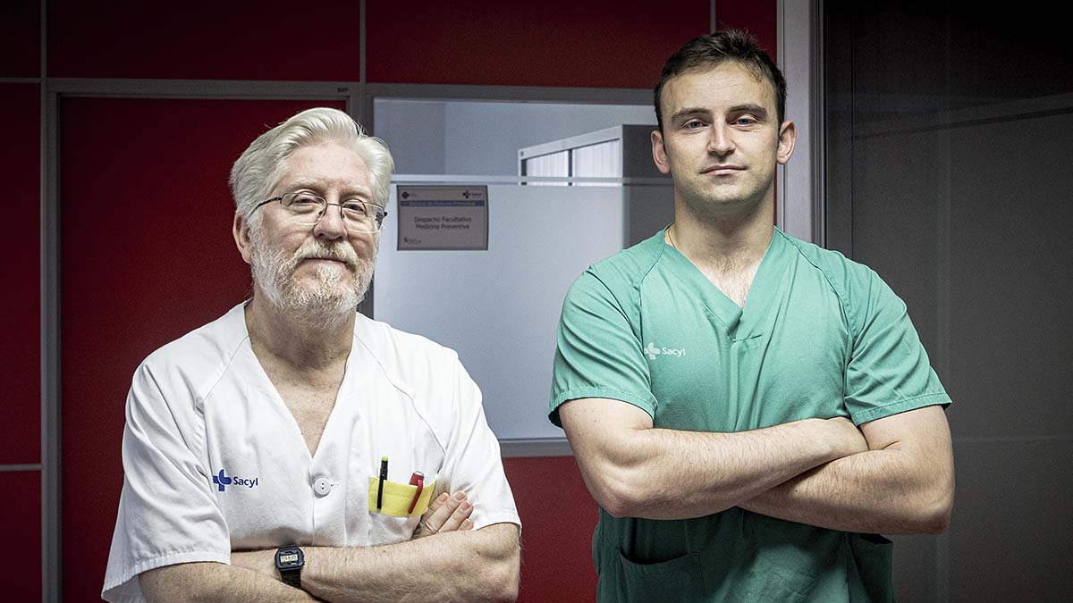 Félix Arnaiz y Alejandro Reviriego, especialistas de Urología del Hospital de Soria que han realizado el estudio.