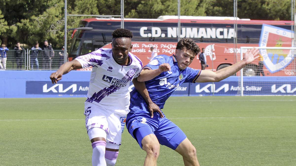Steven Góngora se faja de un jugador del Getafe B en el partido del pasado domingo.
