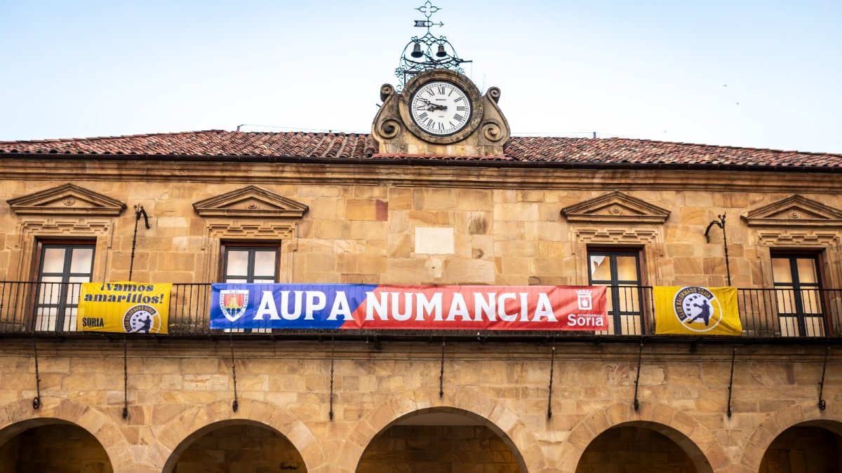 El balcón del Palacio de la Audiencia con las pancartas de ánimo a BM Soria y C.D. Numancia.