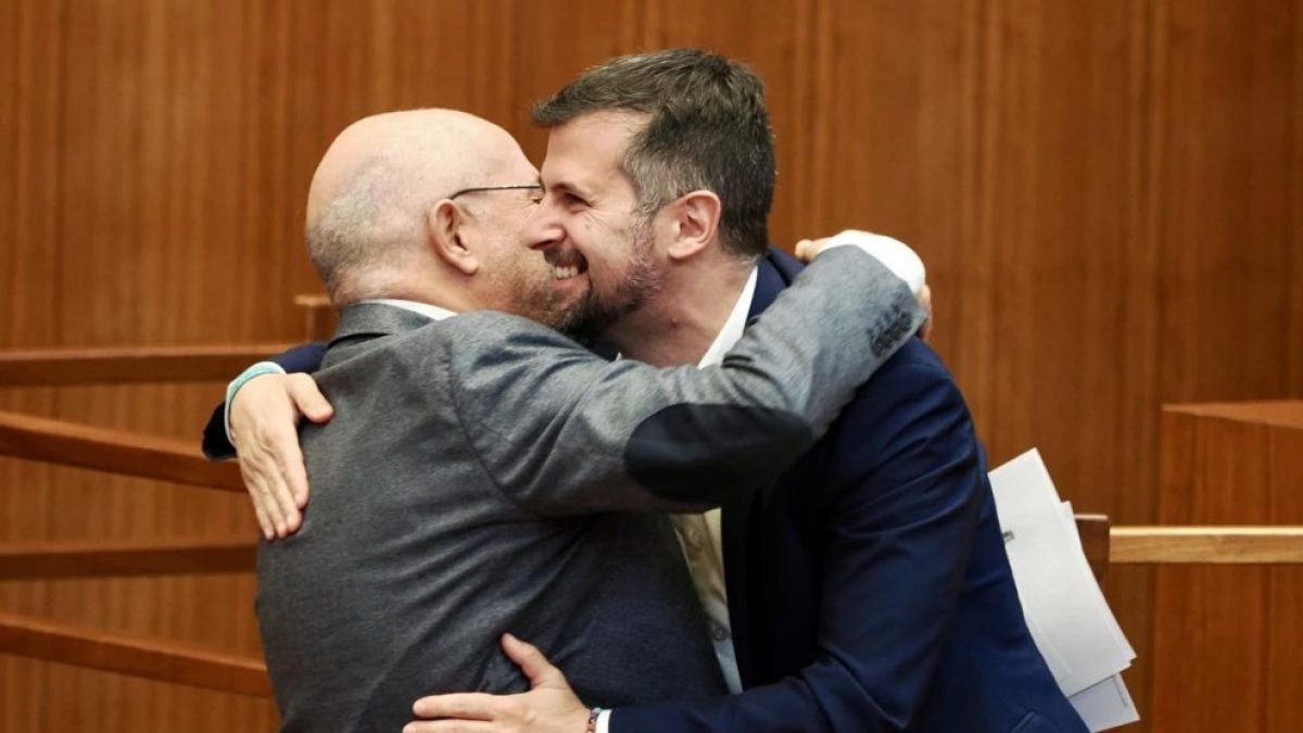 Francisco Igea y Luis Tudanca se abrazan, en una imagen de archivo, durante el último pleno del socialista en las Cortes de Castilla y León.