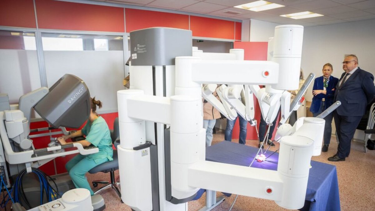 El consejero de Sanidad conoce el robot Da Vinci.