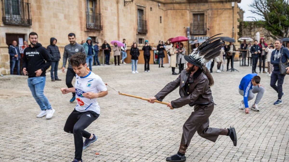Zarrón con la zambomba en la plaza Mayor de Almazán.