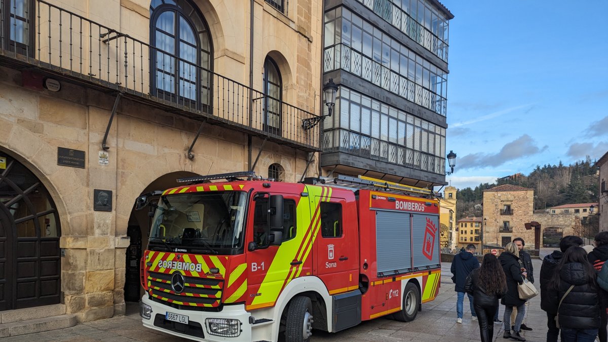 Un camión de bomberos en la plaza Mayor de Soria.