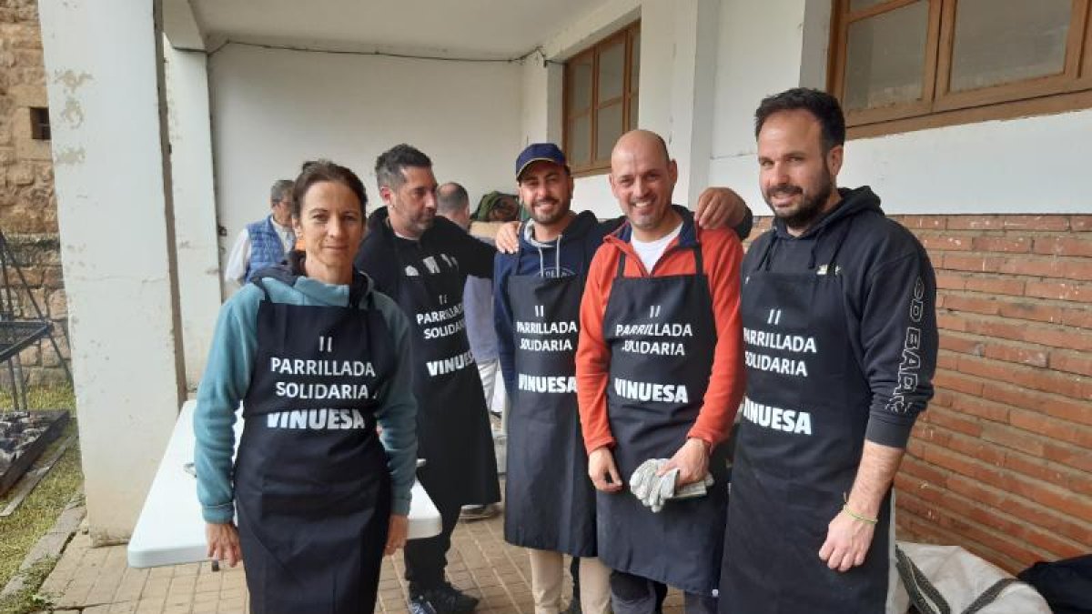 Algunos de los participantes de la edición anterior de la Parrillada Solidaria en Vinuesa.