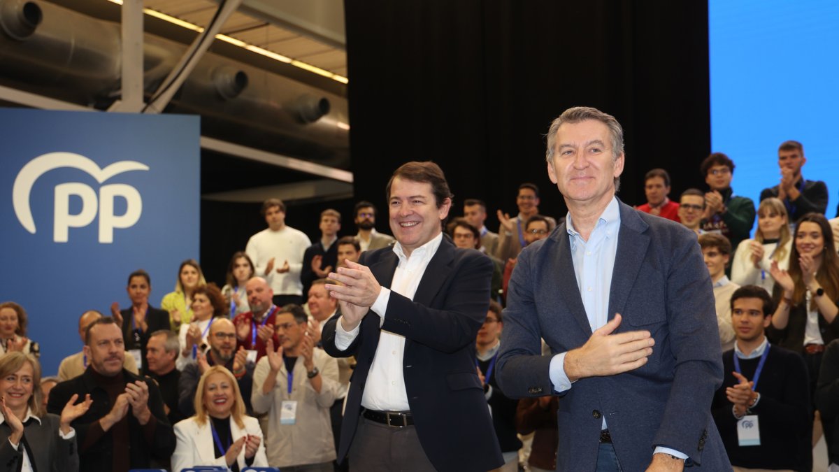Archivo - El presidente del PP de Castilla y León y presidente de la Junta de Castilla y León, Alfonso Fernández Mañueco (i), y el presidente del Partido Popular, Alberto Núñez Feijóo (d), durante la clausura de la XXVII Intermunicipal del PP.