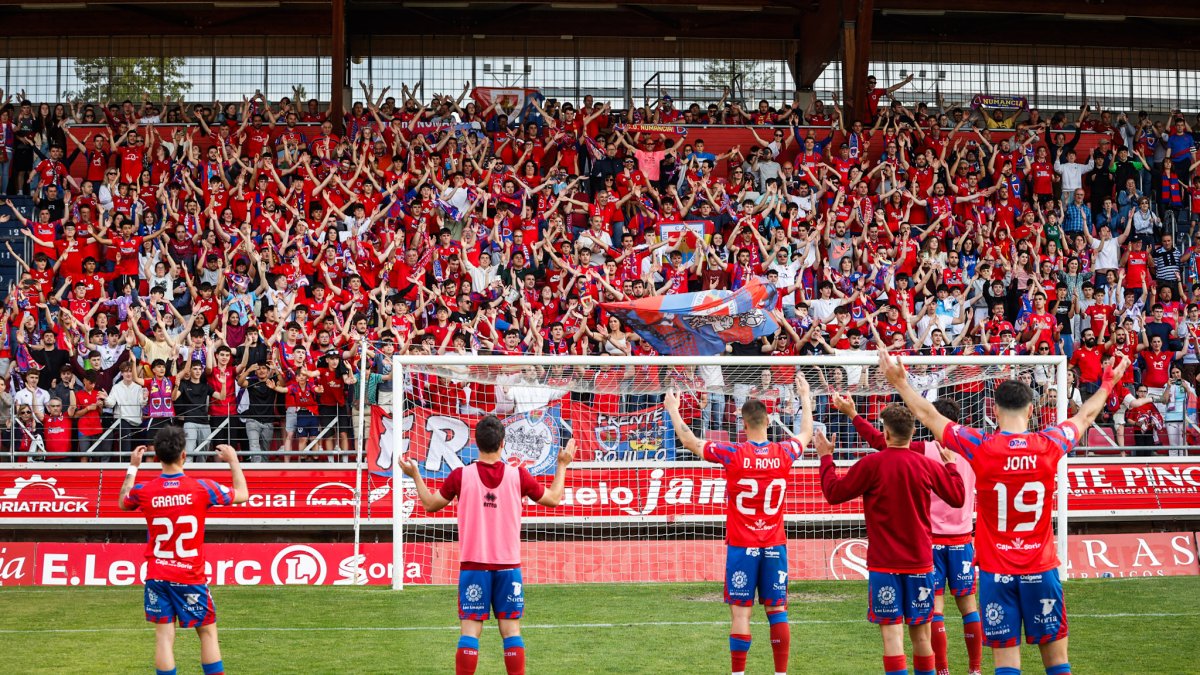 Los jugadores del Numancia celebran junto a sus aficionados el pase a la final .
