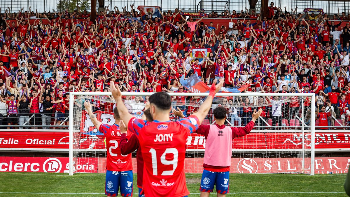 Las peñas del Numancia se movilizan para animar al equipo y la ciudad antes del encuentro del domingo.