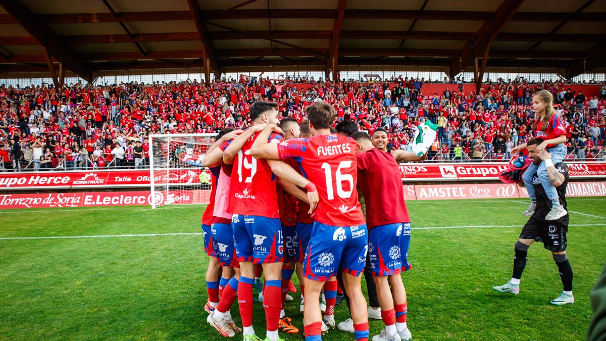 Los jugadores del Numancia se abrazan tras lograr su pase a la final en el play off de ascenso.