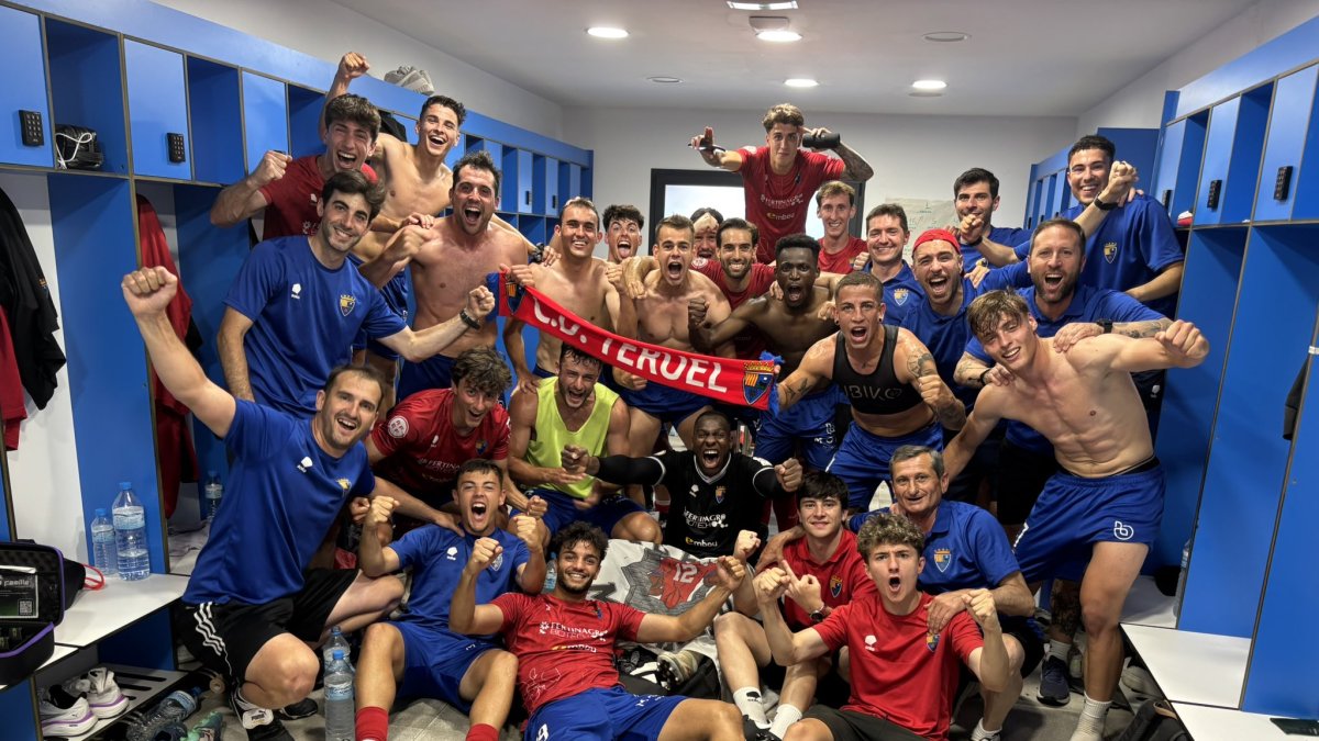 La plantilla del Teruel celebrando la clasificación para la final tras golear al Baleares.