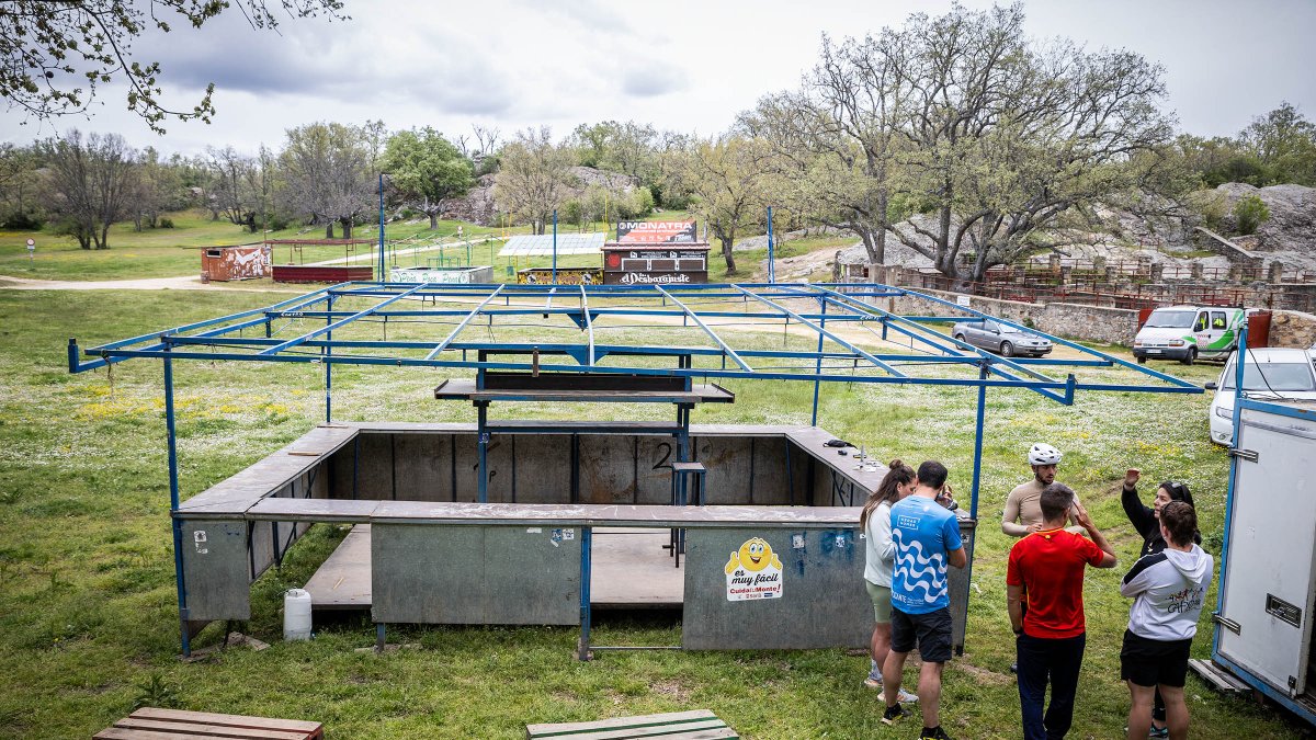 El monte Valonsadero se prepara para recibir a miles de sorianos y visitantes con la instalación de los tradicionales chiringuitos.