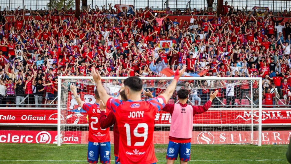 Jugadores del Numancia se dirigen a la afición tras un partido.