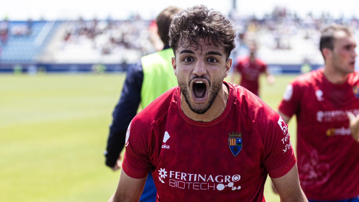 Moha celebra la clasificación del Teruel para la final en el campo del Atlético Baleares.