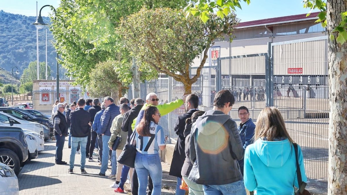 Aficionados del Numancia haciendo cola para retirar entradas.