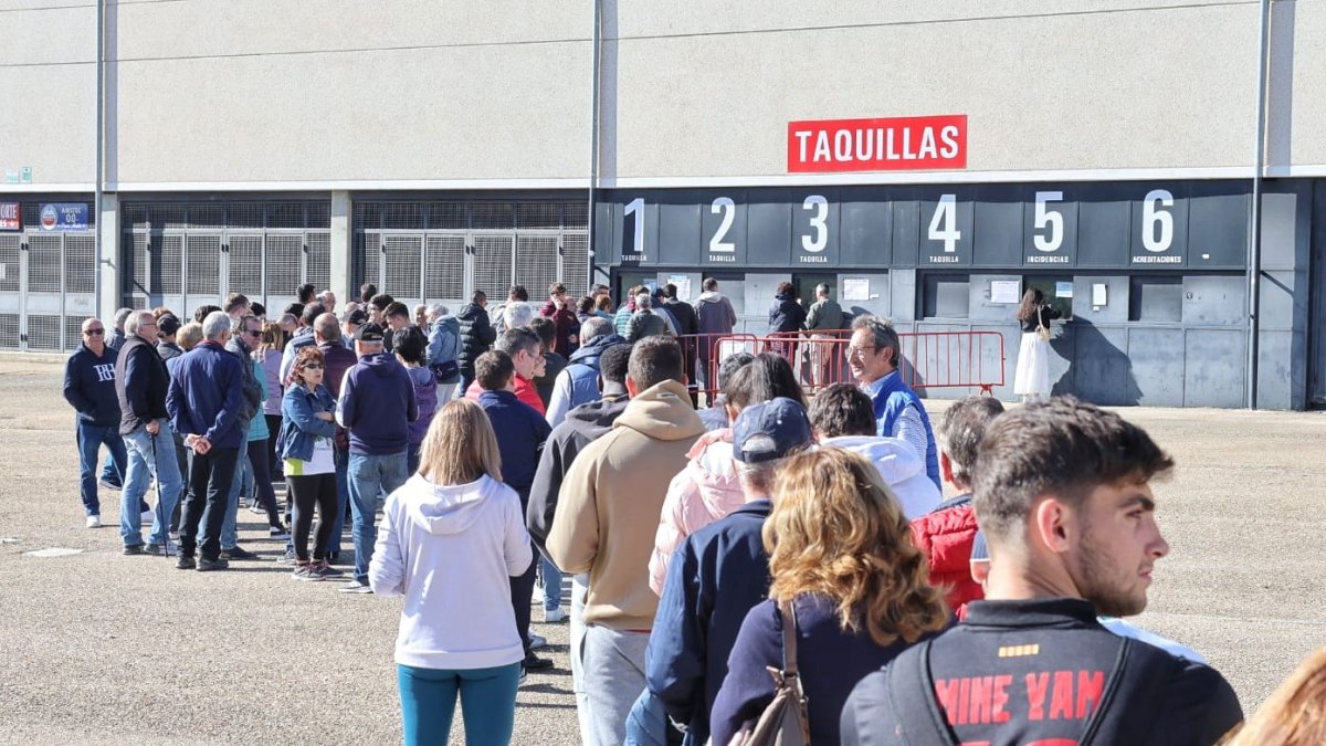 Imagen de las colas en las instalaciones de Los Pajaritos.