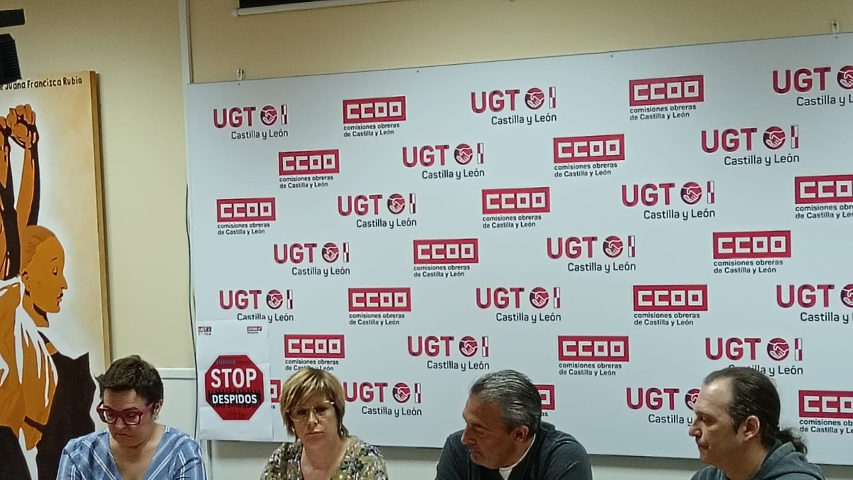 Los representantes sindicales durante la comparecencia.