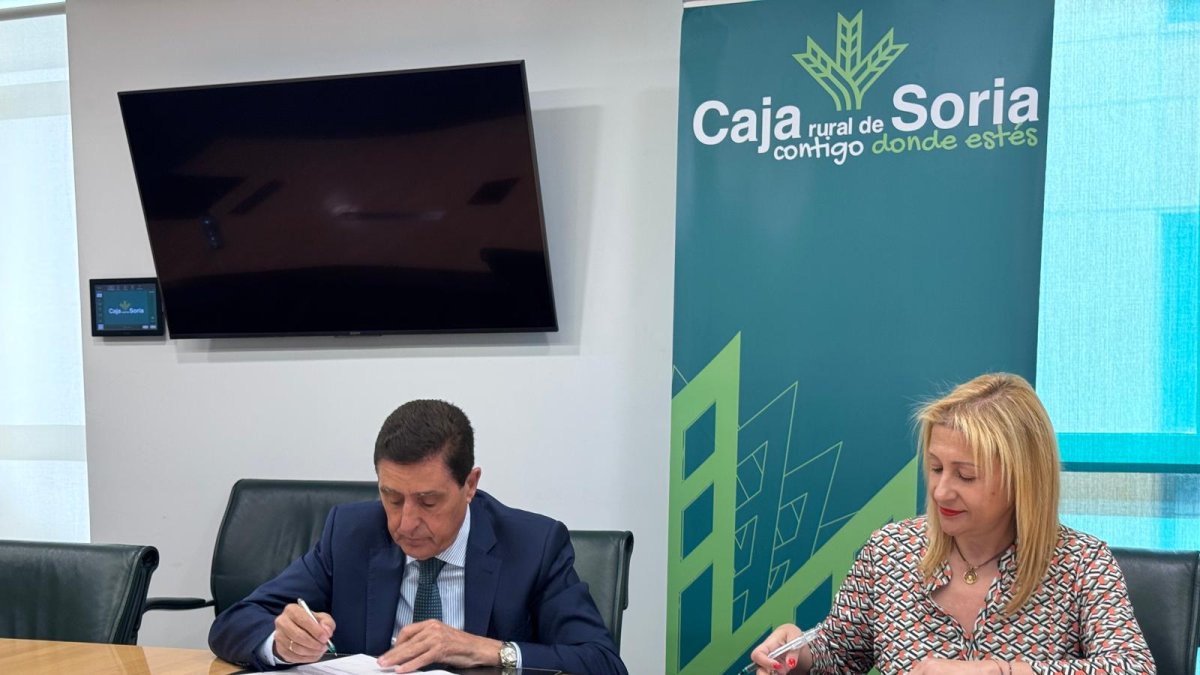 Firma del acuerdo entre Carlos Martínez Izquierdo y Yolanda de Gregorio.