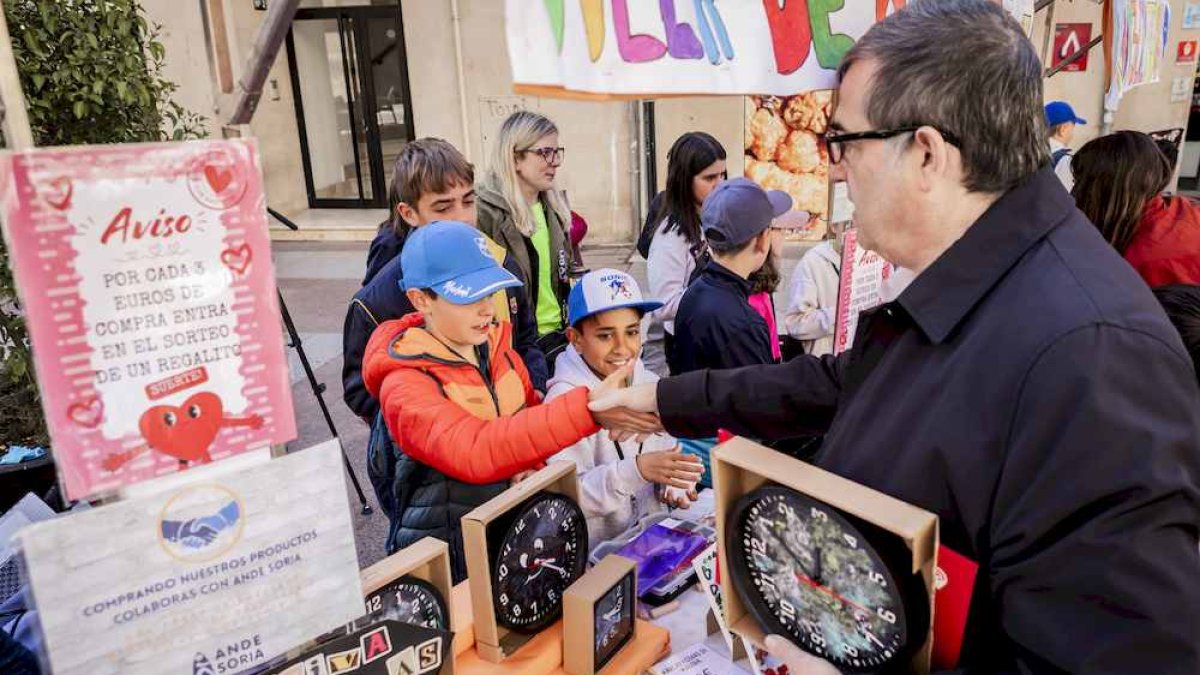 El presidente de la Cámara en el mercado de los escolares del proyecto Emprender en mi escuela
