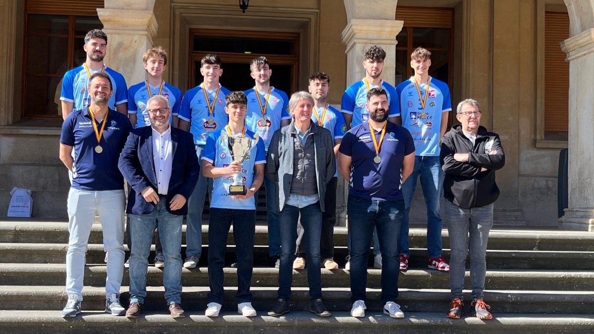 El equipo júnior del C.V. Río Duero durante su reconocimiento en el Ayuntamiento.