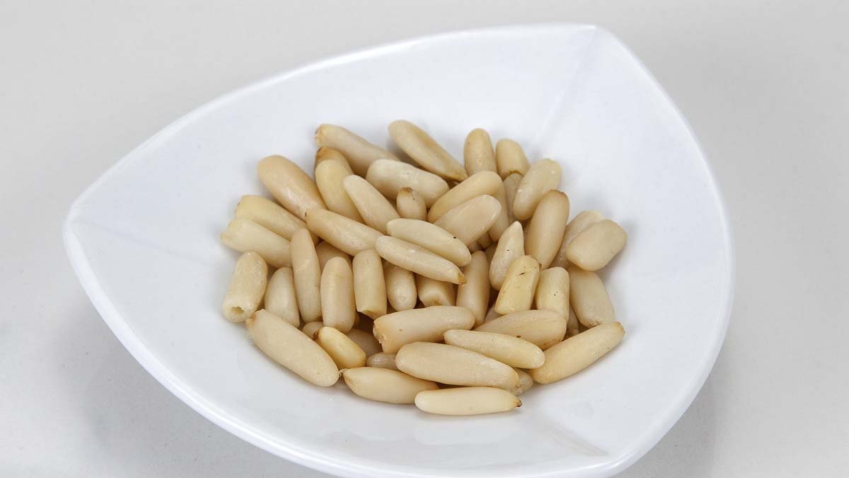 Piñones en un plato.