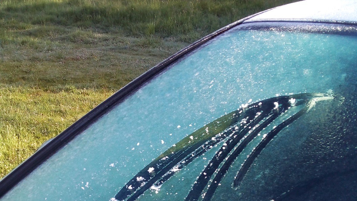 A falta de menos de un mes para el verano, esta es la helada en la luna de un coche en un pueblo de Soria.