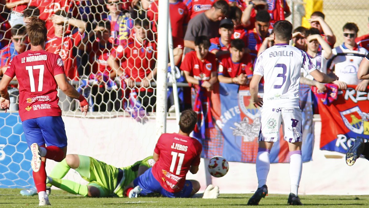 Kuda salva ante Febas en una de las ocasiones clara del Teruel en la primera parte.