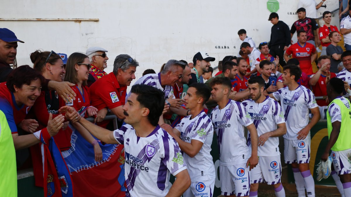Los jugadores del Numancia agradecen a los aficionados rojillos su apoyo al finalizar el partido.
