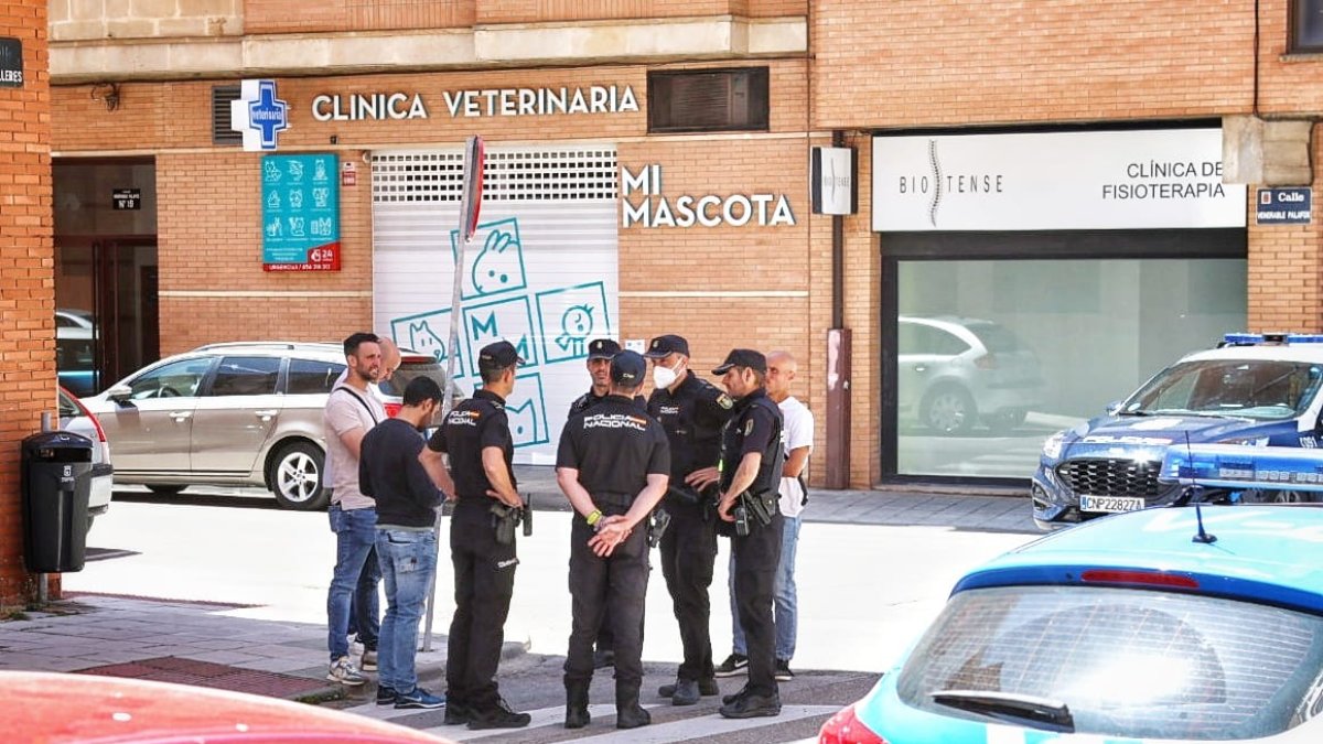 Efectivos policiales ante la amenaza de bomba en la calle Venerable Palafox de Soria.