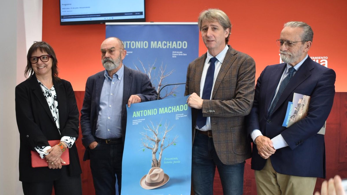 Los responsables municipales y los del Congreso en la presentación.