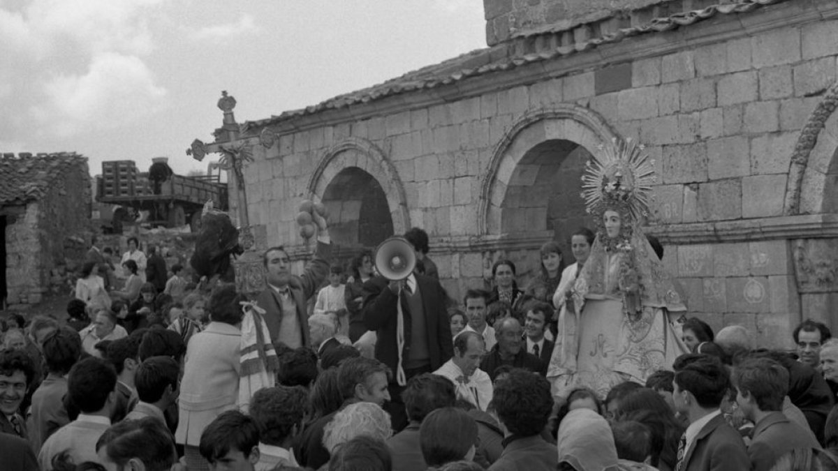 Romería en la ermita de Tiermes en el año 1971.