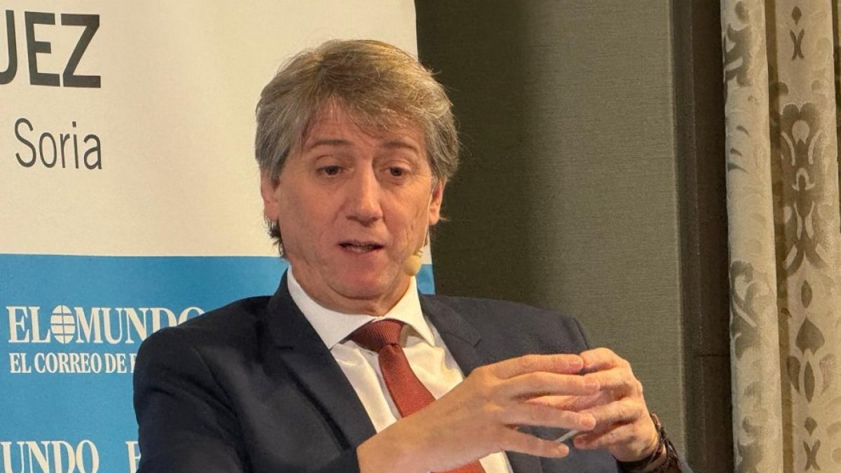 El secretario general del PSOE CyL, Carlos Martínez, en el Club de Prensa de El Mundo de Castilla y León.