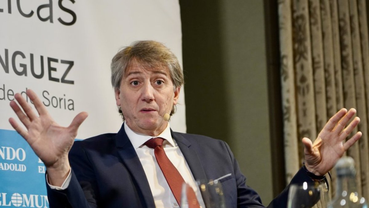 El secretario general del PSCyL, Carlos Martínez, en el Club de Prensa de El Mundo de Castilla y León.