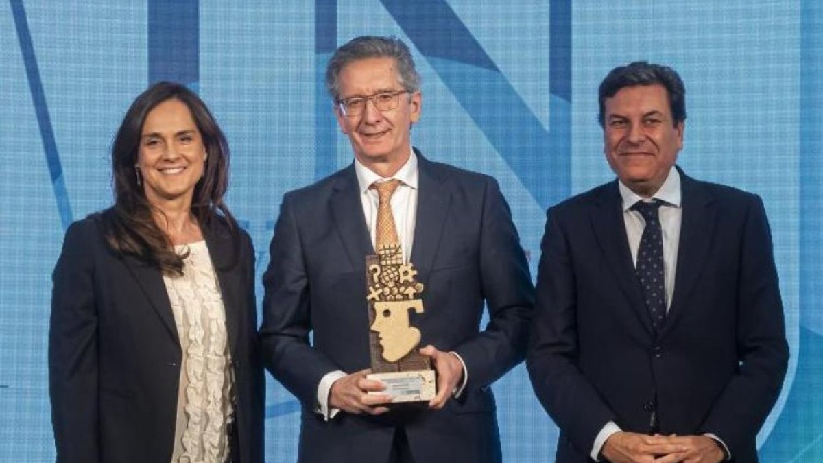 Adriana Ulibarri, Jesús San Miguel y Carlos Fernández Carriedo en la gala de los premios Innovadores 2025.