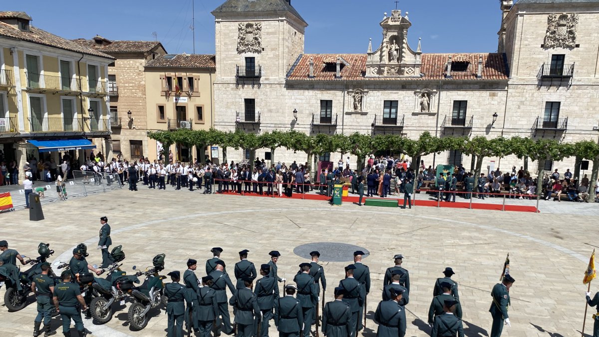 La villa se vuelca en el reconocimiento al Cuerpo en el 181 aniversario de su función.