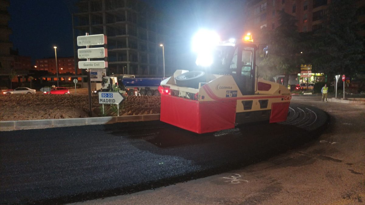 Asfaltado nocturno de la rotonda de la estación de autobuses.