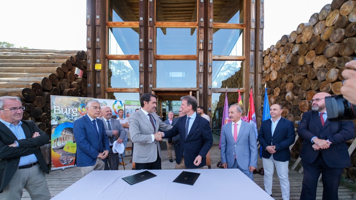 El consejero de Medio Ambiente, Vivienda y Ordenación del Territorio, Juan Carlos Suárez-Quiñones, y el presidente de la Diputación de Burgos, Borja Suárez Pedrosa, en la firma.