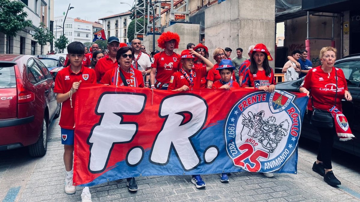 Peñistas del Frente Rojillo en la bajada al recimiento.