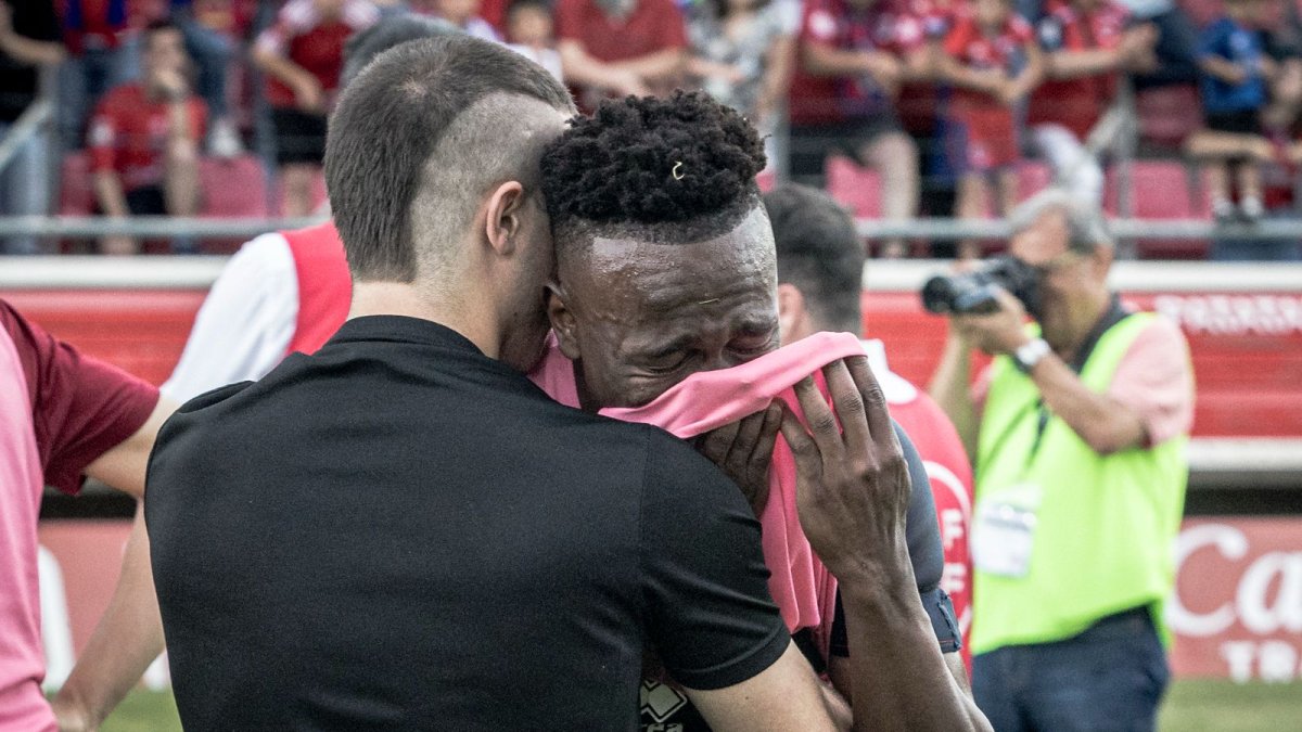 Góngora es consolado a la finalización del partido.