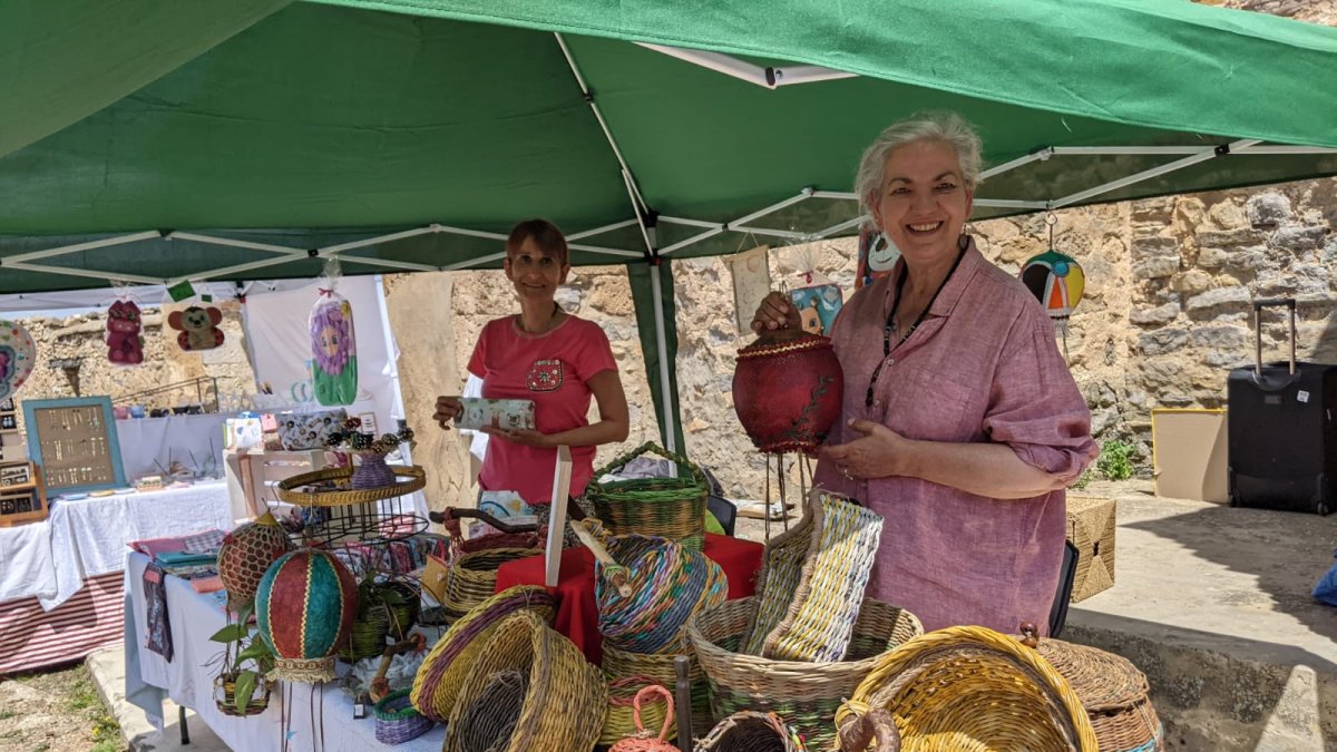Artesanía y objetos cargados de afecto para un mercado con aroma a lavanda