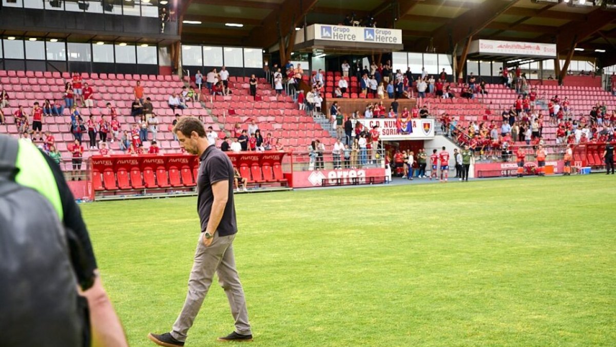 Aitor Calle decepcionado tras ver como el Numancia se quedaba sin ascenso.
