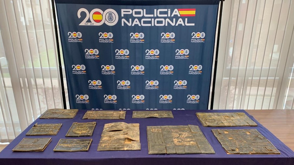 Placas sustraídas, algunas partidas en trozos.