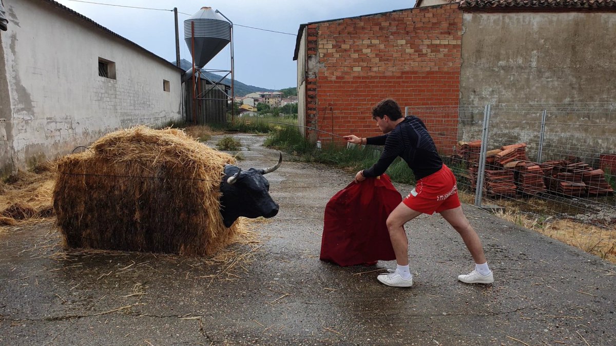 El novillero soriano en Espejón se prepara para el Viernes de Toros.