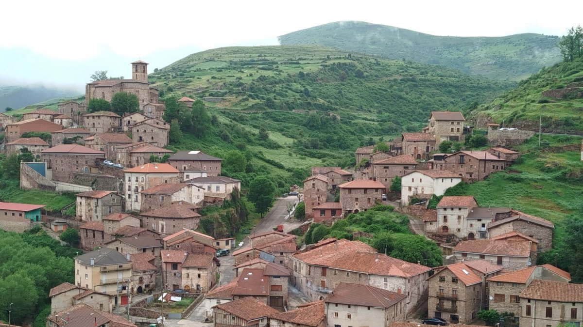 El pueblo se encuentra en el norte de la provincia de Soria a 1.200 metros de altitud, a los pies del puerto de Santa Inés.