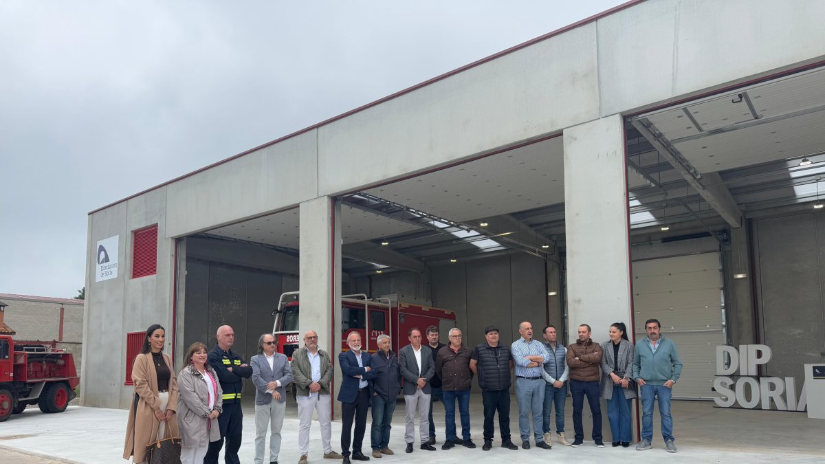 Responsables de la Diputación y del Ayuntamiento en el parque de bomberos de San Leonardo.