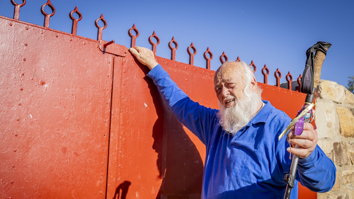 David Wagner, conocido como el americano, posando en la puerta de Cañada Honda.