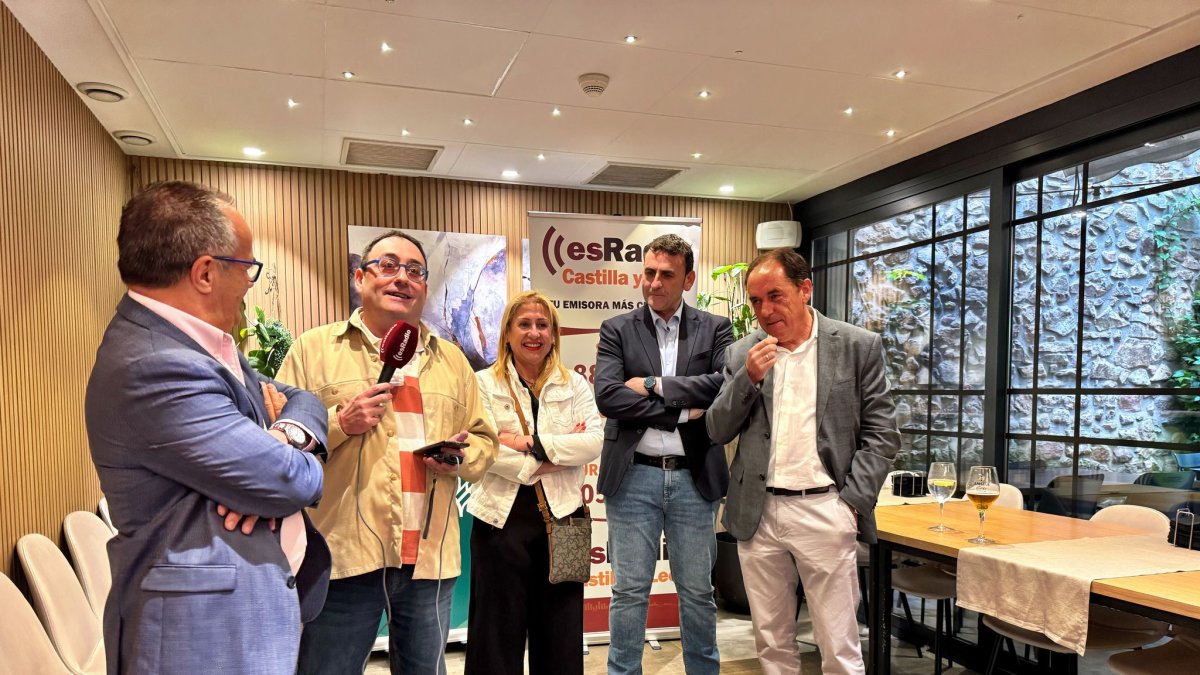 Florencio Carrera, Raúl Alonso, Yolanda de Gregorio, Goyo García y Benito Serrano en el acto celebrado por esRadio en el Restaurante Mena.