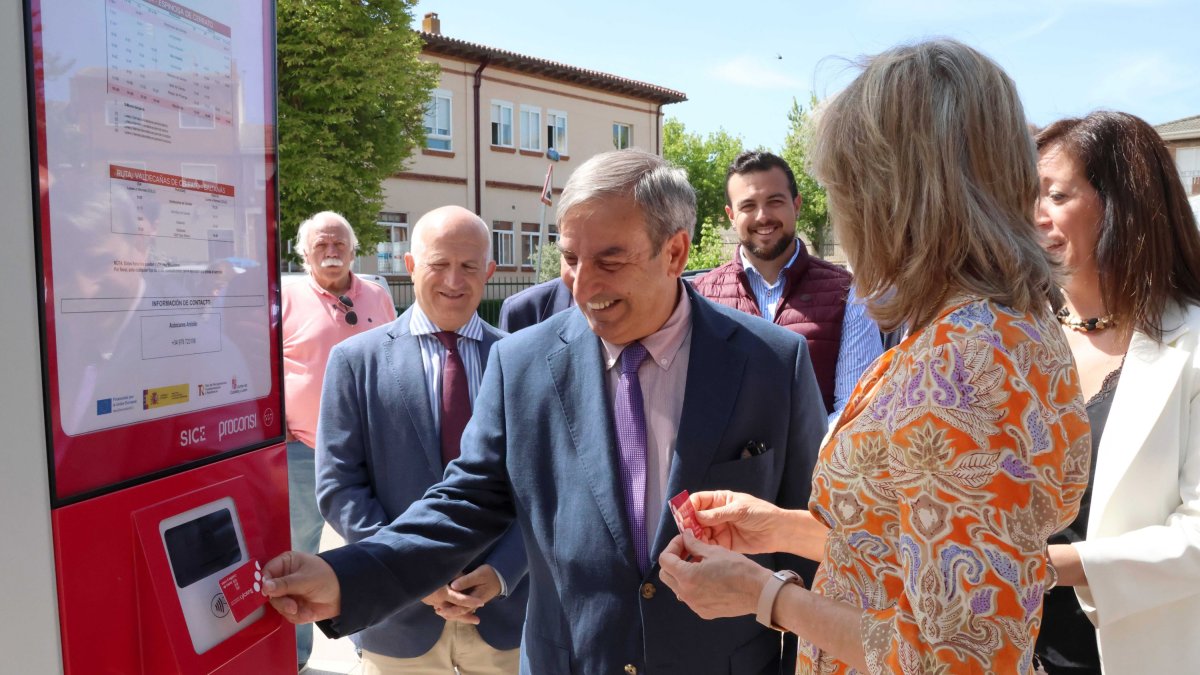 Presentación de la parada de bus inteligente en Baltanás.