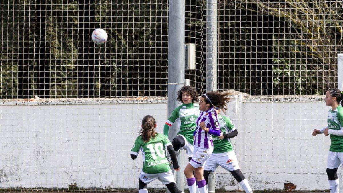Jugadoras de categorías inferiores del San José durante un torneo en el San Andrés.